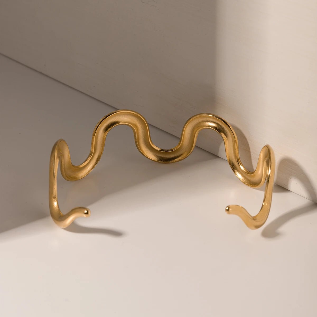 Gold Wavy Statement Bracelet and Necklace - Veinci