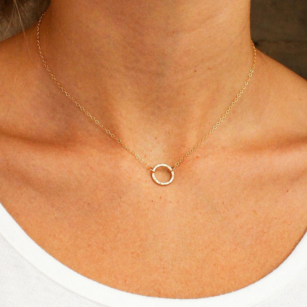 Minimal Textured Circle Necklace - Veinci