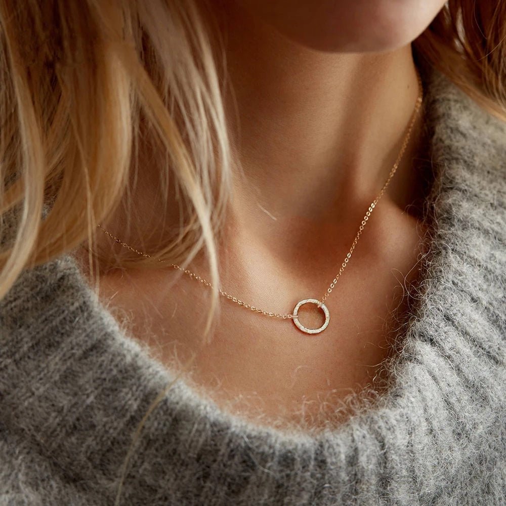 Minimal Textured Circle Necklace - Veinci