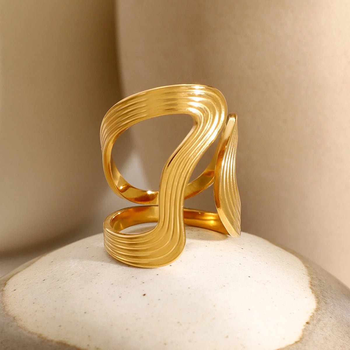 Modern Spiral Textured Ring - Veinci