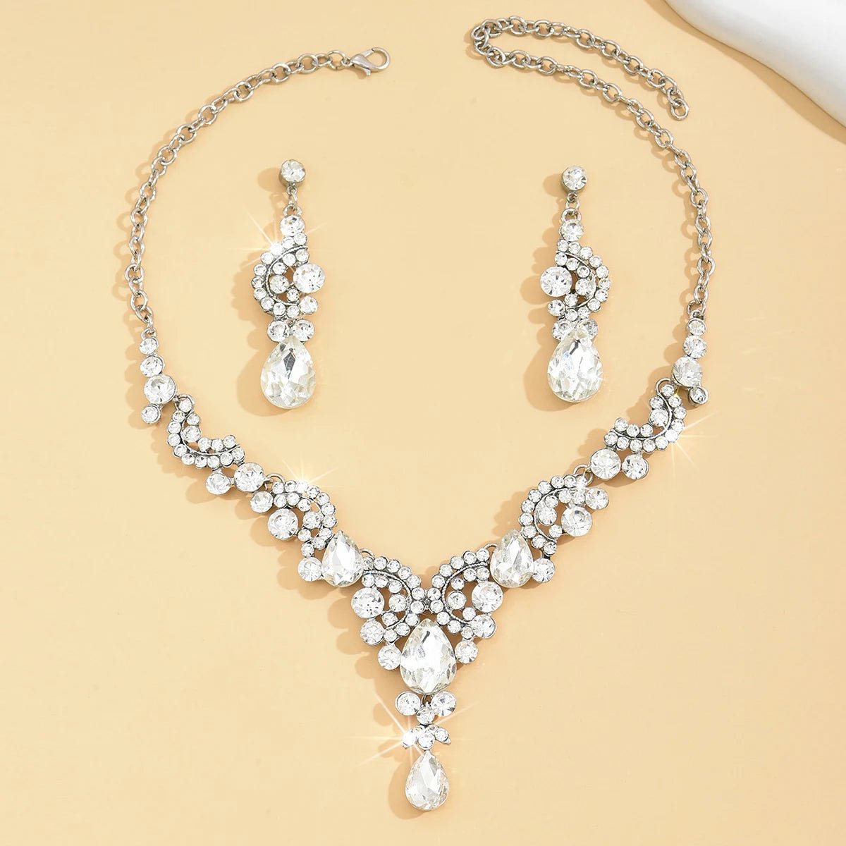 Rounded Diamond Glammer Necklace and Earrings Set - Veinci