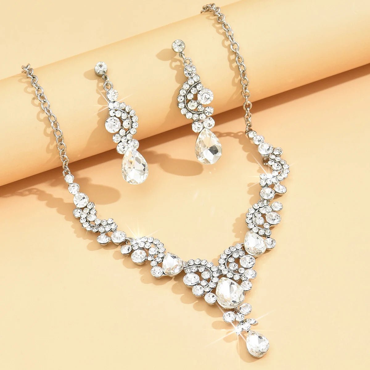 Rounded Diamond Glammer Necklace and Earrings Set - Veinci