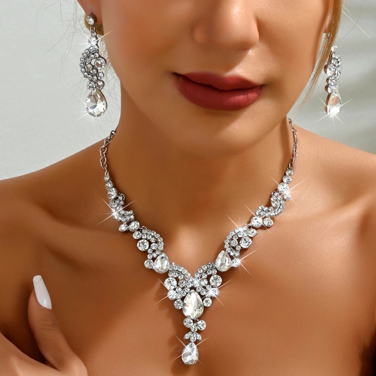 Rounded Diamond Glammer Necklace and Earrings Set - Veinci