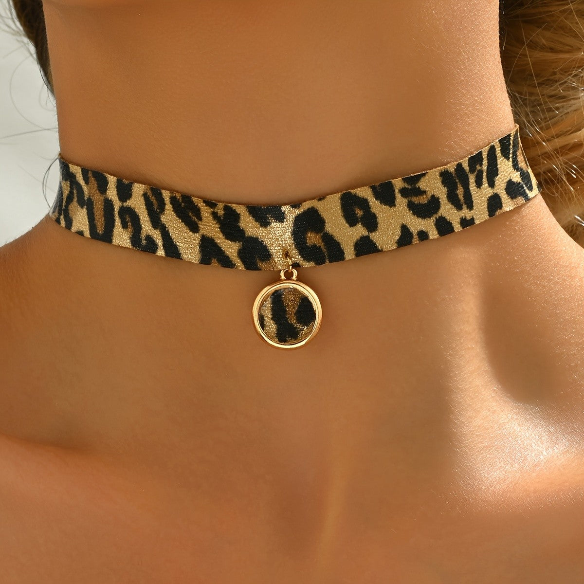 Classy Leopard Print Round Charm Choker