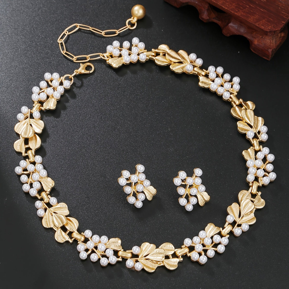 Classy Floral Faux Pearl Necklace & Earring Set