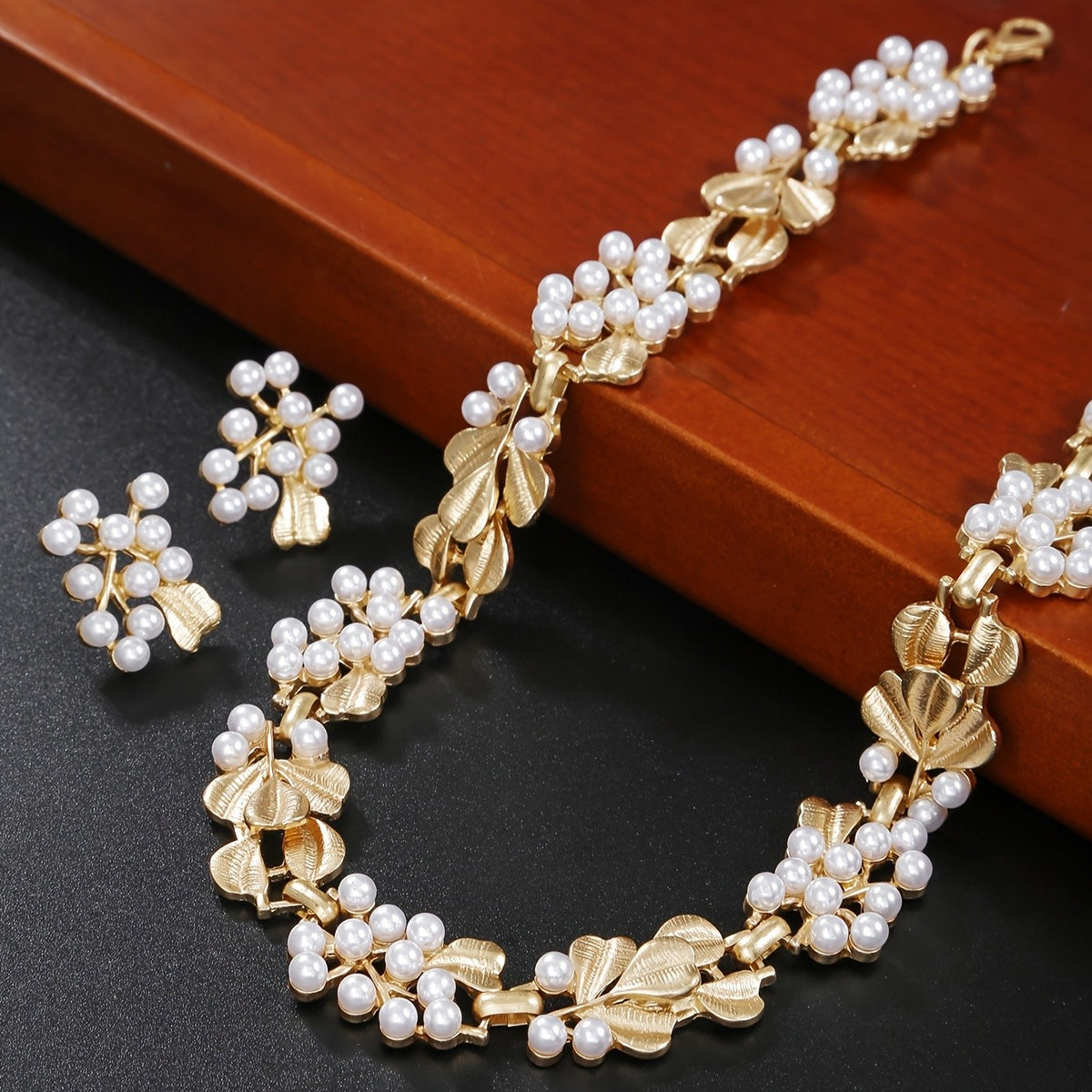 Classy Floral Faux Pearl Necklace & Earring Set