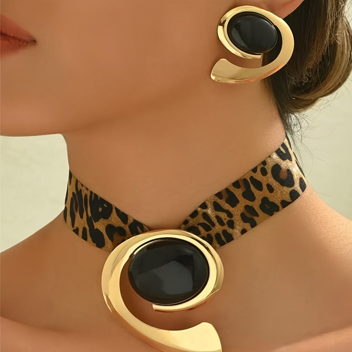 Classy Leopard Print Spiral Choker Set