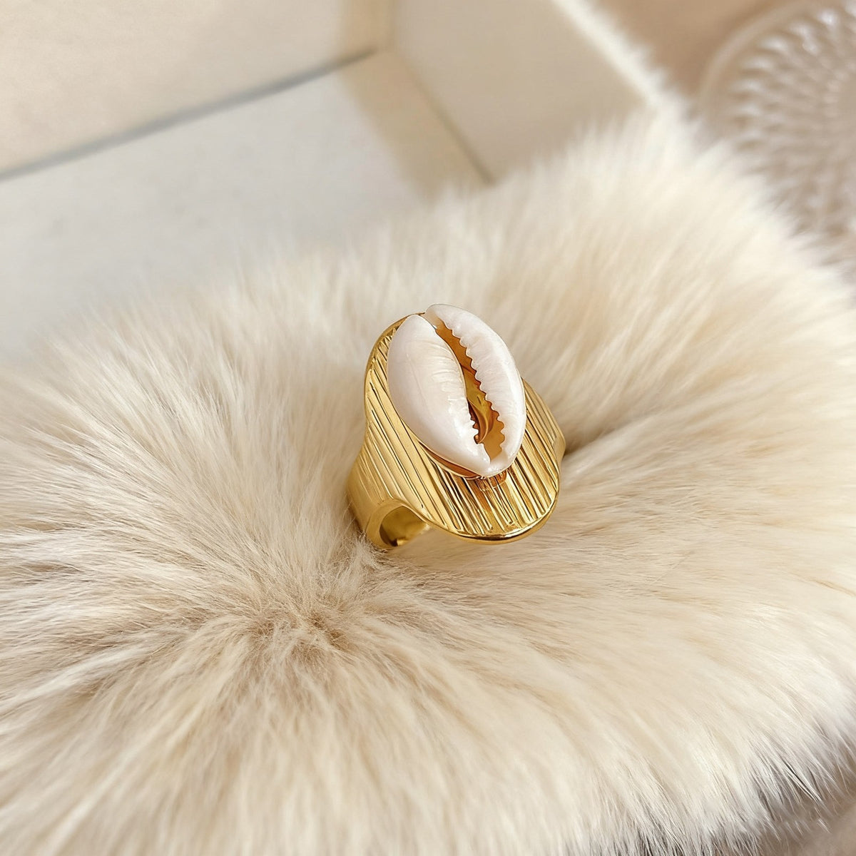 18k Boho Resin Shell Ring