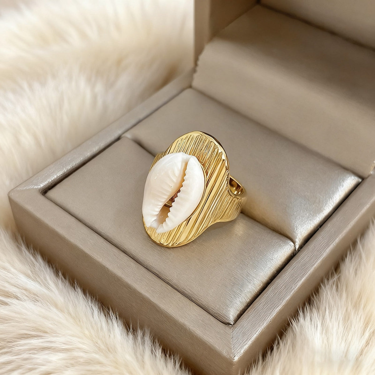 18k Boho Resin Shell Ring