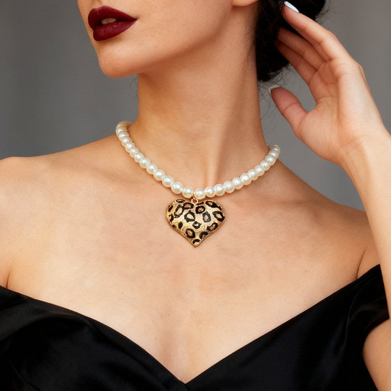 Classy Leopard Print Pearl Necklace
