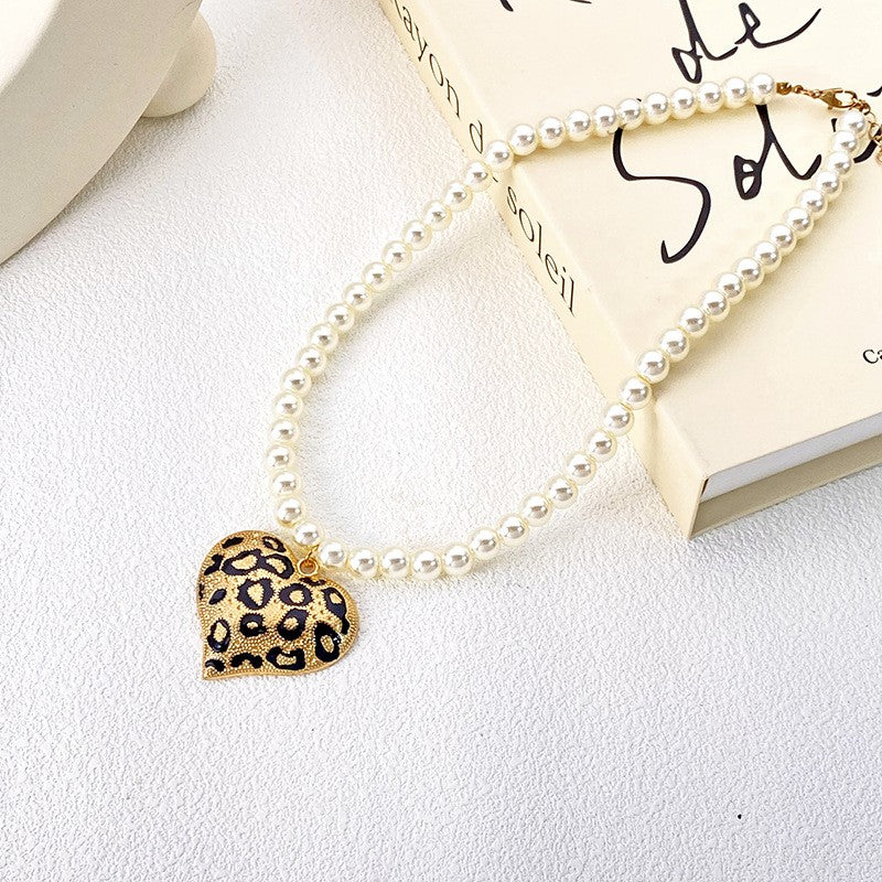 Classy Leopard Print Pearl Necklace