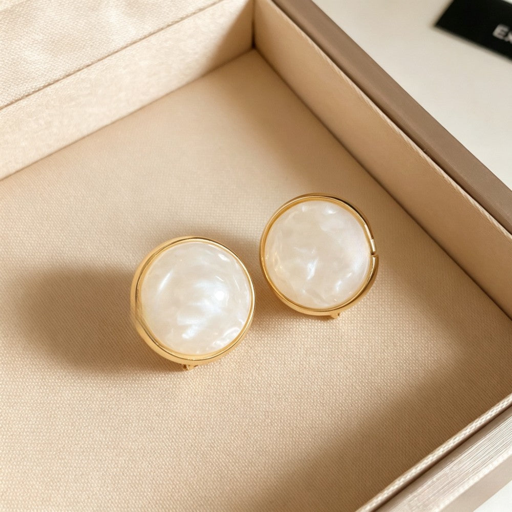 Classy Vintage White Resin Round Stud Earrings