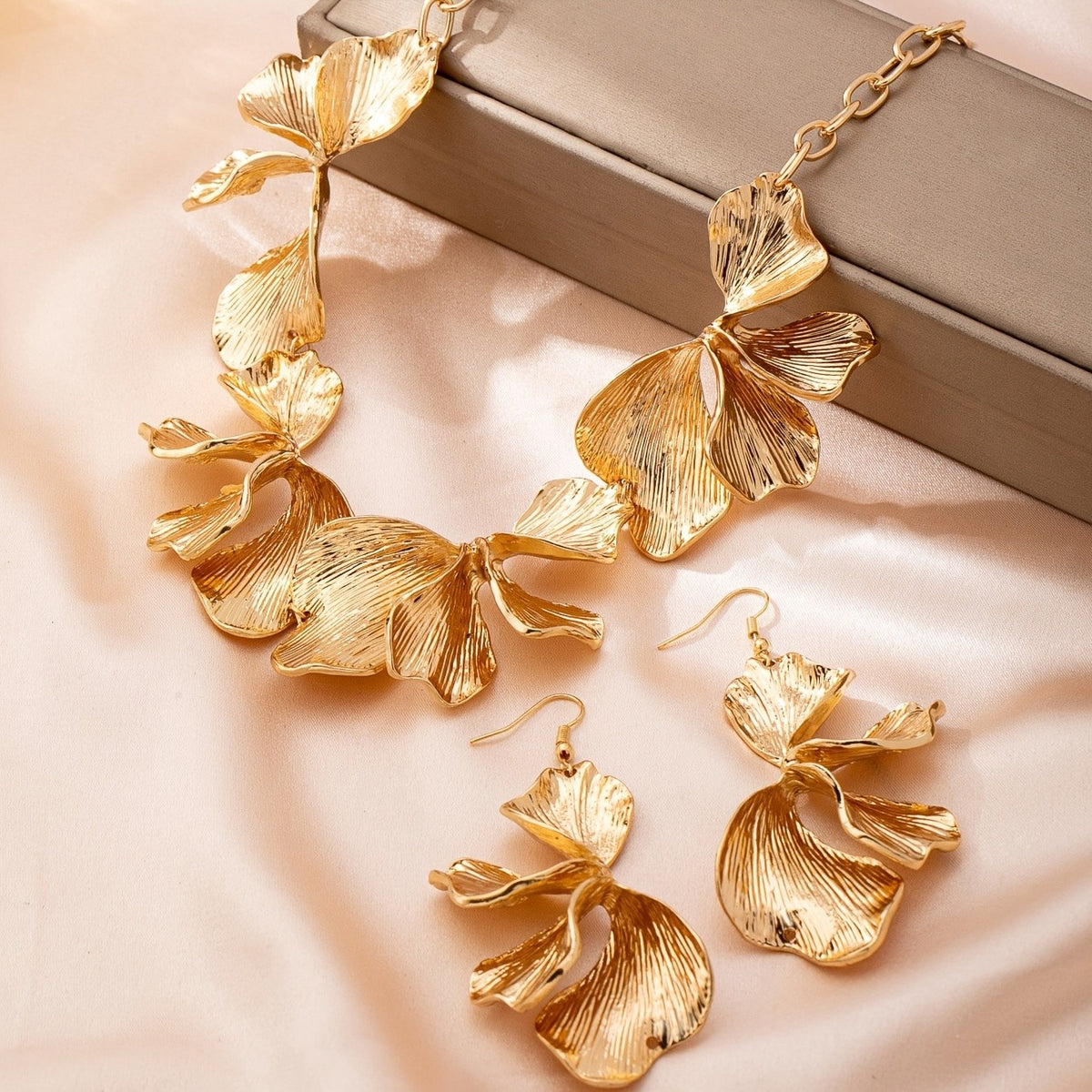 Elegant Textured Ginkgo Leaf Necklace & Earring Set