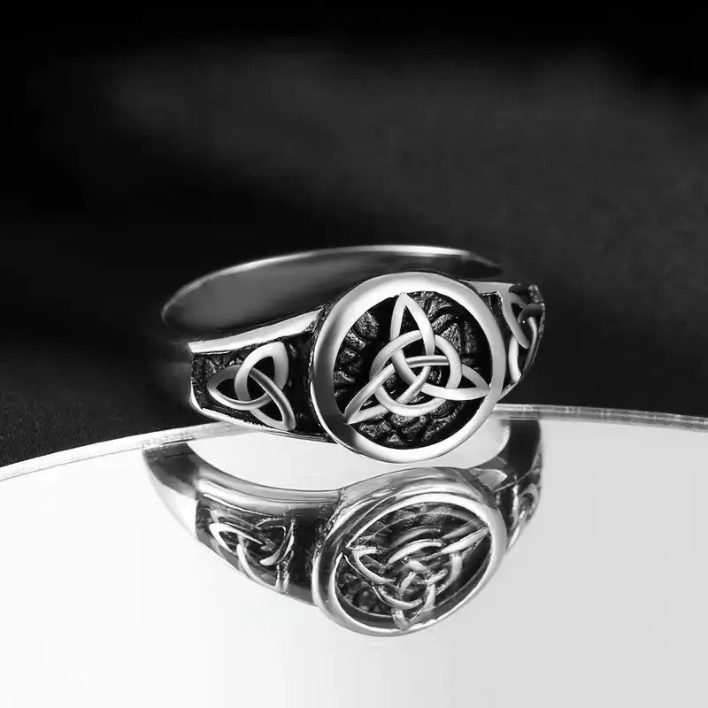 Romantic Celtic Knot Couple Ring Set