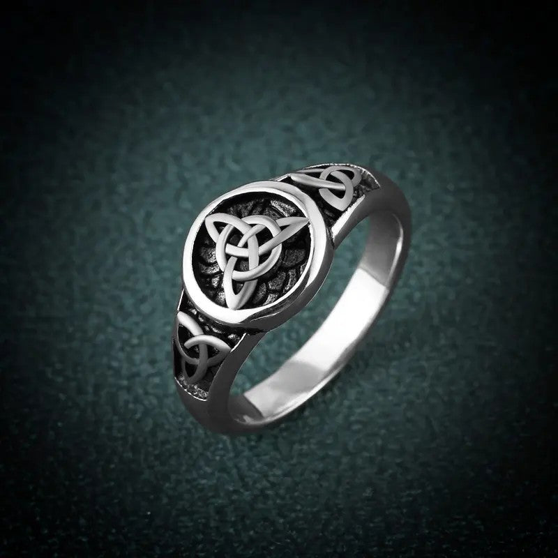 Romantic Celtic Knot Couple Ring Set